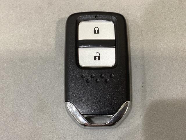 �X�}�[�g�L�[�𑕔����Ă��܂��B�����������ނ��ƂȂ��h�A���b�N�̊J���߂ƁA�X�^�[�g�{�^������ł̃G���W���X�^�[�g���ł��܂��B