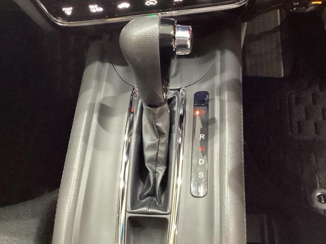 ＣＶＴ車のセレクトレバーです。低速から高速まで、変速ショックのないスムーズな走りと、エンジン効率のよい領域を維持して燃費にも貢献します。