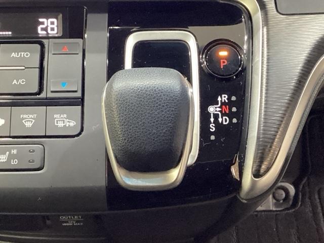 ステップワゴンスパーダ ｅ：ＨＥＶスパーダＧ・ＥＸホンダセンシング　純正メモリーナビ　純正アルミホイール　エンジンスターター　いまコレ＋新品フロアマット付き　シートヒーター　両側電動スライドドア　リア席モニター　ホンダセンシング　バックカメラ　ＬＥＤヘッドライト（11枚目）