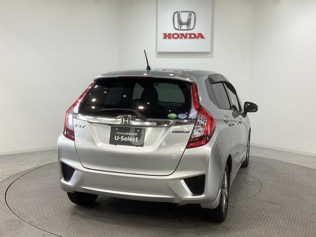 フィットハイブリッド Ｆパッケージ　純正メモリーナビ　社外アルミホイール　スマートキー　横滑り防止　バックカメラ　盗難防止（3枚目）