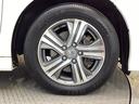純正アルミホイールを装備しています。足元を引き立てて、美しいボディラインを一層引き締めてくれています。