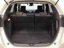 ラゲッジも広く使いやすいトランクは、開口部も広く荷物の積み下ろしもしやすいお車となっております。リアシートの背もたれは6:4の割合で分割して可倒できるので、長いお荷物などを載せることもできます。