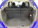 ラゲッジも広く使いやすいトランクは、開口部も広く荷物の積み下ろしもしやすいお車となっております。リアシートの背もたれは6:4の割合で分割して可倒できるので、長いお荷物などを載せることもできます。