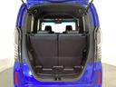 開口部も広く荷物の積み下ろしもしやすいお車となっております。シートの背もたれは5:5の割合で分割して可倒できるので、長いお荷物などを載せることもできます。