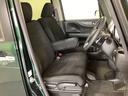 女性でも運転がしやすいように、シートの高さ調整機能(シートリフター)がついています。運転席と助手席の間が空いている為、助手席側への移動がスムーズです。交通量の多い道でも助手席側から乗り降りができます。