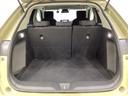 ラゲッジも広く使いやすいトランクは、開口部も広く荷物の積み下ろしもしやすいお車となっております。リアシートの背もたれは6:4の割合で分割して可倒できるので、長いお荷物などを載せることもできます。