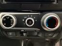 マニュアルエアコン装備です。風量調節など手動で行いますが、簡単操作で快適に過ごせます。リア熱線のスイッチの中にサイドミラーヒーターも入っています。