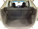 ラゲッジも広く使いやすいトランクは、開口部も広く荷物の積み下ろしもしやすいお車となっております。リアシートの背もたれは6:4の割合で分割して可倒できるので、長いお荷物などを載せることもできます。