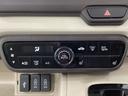 オートエアコンがついてますので、簡単操作で快適に過ごせます。リア熱線のスイッチの中にサイドミラーヒーターも入っています。パネル内のシートヒータースイッチは前席の左右別々に2段階で温度設定ができます。