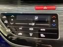 セレクトレバーの左側にオートエアコンがついてますので、簡単操作で快適に過ごせます。リア熱線のスイッチの中に、雪道に対応したサイドミラーヒーターも入っています。