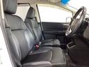 座面も厚みがあり背もたれも高く、広い足元にゆったり座れるシートです。運転席と助手席の間が空いている為、助手席側への移動がスムーズです。交通量の多い道でも助手席側から乗り降りができます。