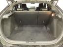 ラゲッジも広く使いやすいトランクは、開口部も広く荷物の積み下ろしもしやすいお車となっております。リアシートの背もたれは6:4の割合で分割して可倒できるので、長いお荷物などを載せることもできます。