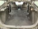 リアシートの背もたれを前方に倒して荷室を広げられますので、長いお荷物も積むことができます。背もたれは6:4の割合で分割して可倒できます。