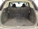 ラゲッジも広く使いやすいトランクは、開口部も広く荷物の積み下ろしもしやすいお車となっております。リアシートの背もたれは6:4の割合で分割して可倒できるので、長いお荷物などを載せることもできます。