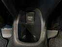 アームレストの後ろ側にはカップホルダーと、その中にあるアクセサリーソケットはUSBのアダプターをつければ移動中に充電もできるので便利です。
