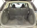 ラゲッジも広く使いやすいトランクは、開口部も広く荷物の積み下ろしもしやすいお車となっております。リアシートの背もたれは6:4の割合で分割して可倒できるので、長いお荷物などを載せることもできます。