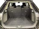 ラゲッジも広く使いやすいトランクは、開口部も広く荷物の積み下ろしもしやすいお車となっております。リアシートの背もたれは6:4の割合で分割して可倒できるので、長いお荷物などを載せることもできます。