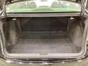 ラゲッジも広く使いやすいトランクは、開口部も広く荷物の積み下ろしもしやすいお車となっております。リアシートの背もたれは6:4の割合で分割して可倒できるので、長いお荷物などを載せることもできます。