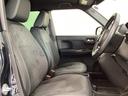 座面も厚みがあり背もたれも高く、広い足元にゆったり座れるシートです。運転席と助手席の間が空いている為、助手席側への移動がスムーズです。交通量の多い道でも助手席側から乗り降りができます。
