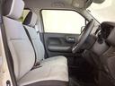 座面も厚みがあり背もたれも高く、広い足元にゆったり座れるシートです。運転席と助手席の間が空いている為、助手席側への移動がスムーズです。交通量の多い道でも助手席側から乗り降りができます。