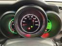 真ん中にスピードメーターを配した、見やすい3眼メーターになっています。右側のインフォメーション画面でオドメーターや燃費などの情報を確認できます。