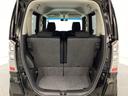開口部も広く荷物の積み下ろしもしやすいお車となっております。シートの背もたれは5:5の割合で分割して可倒できるので、長いお荷物などを載せることもできます。