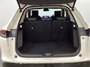 ラゲッジも広く使いやすいトランクは、開口部も広く荷物の積み下ろしもしやすいお車となっております。リアシートの背もたれは6:4の割合で分割して可倒できるので、長いお荷物などを載せることもできます。