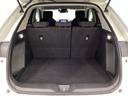 ラゲッジも広く使いやすいトランクは、開口部も広く荷物の積み下ろしもしやすいお車となっております。リアシートの背もたれは６：４の割合で分割して可倒できるので、長いお荷物などを載せることもできます。