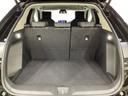 ラゲッジも広く使いやすいトランクは、開口部も広く荷物の積み下ろしもしやすいお車となっております。リアシートの背もたれは６：４の割合で分割して可倒できるので、長いお荷物などを載せることもできます。