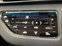 オートエアコンがついてます。左右独立で温度設定のできるデュアルオートエアコンです。リア熱線のスイッチの中に、雪道に対応したサイドミラーヒーターも入っています。