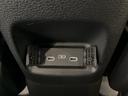 アームレストの後ろ側には、リア席用の充電可能なUSB端子が2個ついています。移動中に充電もできるので便利です。