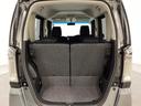 開口部も広く荷物の積み下ろしもしやすいお車となっております。シートの背もたれは5:5の割合で分割して可倒できるので、長いお荷物などを載せることもできます。