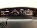 スピードメーターとタコメーターを大きく配した見やすいメーター部になっています。左側のインフォメーション画面でオドメーターや燃費などの情報を確認できます。