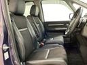 座面も厚みがあり背もたれも高く、広い足元にゆったり座れるシートです。運転席と助手席の間が空いている為、助手席側への移動がスムーズです。交通量の多い道でも助手席側から乗り降りができます。