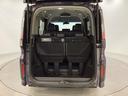 トランクの床は底が深く大きな収納スペースがあり、３列目シートはそこに収納できるようになっています。開口部も広く荷物の積み下ろしもしやすいお車となっております。