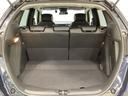 ラゲッジも広く使いやすいトランクは、開口部も広く荷物の積み下ろしもしやすいお車となっております。リアシートの背もたれは６：４の割合で分割して可倒できるので、長いお荷物などを載せることもできます。