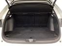 ラゲッジも広く使いやすいトランクは、開口部も広く荷物の積み下ろしもしやすいお車となっております。リアシートの背もたれは6:4の割合で分割して可倒できるので、長いお荷物などを載せることもできます。