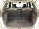 ラゲッジも広く使いやすいトランクは、開口部も広く荷物の積み下ろしもしやすいお車となっております。リアシートの背もたれは6:4の割合で分割して可倒できるので、長いお荷物などを載せることもできます。