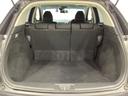 ラゲッジも広く使いやすいトランクは、開口部も広く荷物の積み下ろしもしやすいお車となっております。リアシートの背もたれは6:4の割合で分割して可倒できるので、長いお荷物などを載せることもできます。