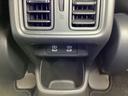 リアシートには足元からの送風だけでなく、上部にもダクトがついていますので冷房・暖房とも快適に過ごせます。その下には充電可能なUSB端子が2個ついています。移動中に充電もできるので便利です。