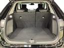 ラゲッジも広く使いやすいトランクは、開口部も広く荷物の積み下ろしもしやすいお車となっております。リアシートの背もたれは6:4の割合で分割して可倒できるので、長いお荷物などを載せることもできます。