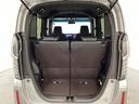 開口部も広く荷物の積み下ろしもしやすいお車となっております。シートの背もたれは5:5の割合で背もたれを可倒でき、前後のシートスライドもできるので荷室をひろげることができます。