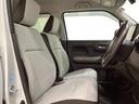 座面も厚みがあり背もたれも高く、広い足元にゆったり座れるシートです。運転席と助手席の間が空いている為、助手席側への移動がスムーズです。交通量の多い道でも助手席側から乗り降りができます。