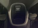 アームレストの後ろ側にはカップホルダーと、その中にあるアクセサリーソケットはUSBのアダプターをつければ移動中に充電もできるので便利です。