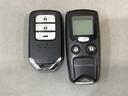 スマートキーを装備しています。鍵を差し込むことなくドアロックの開け閉めと、スタートボタン操作でのエンジンスタートができます。加えて、純正リモコンエンジンスターター用の操作キーもついています。