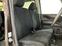 女性でも運転がしやすいように、シートの高さ調整機能（シートリフター）がついています。運転席と助手席の間が空いている為、助手席側への移動がスムーズです。交通量の多い道でも助手席側から乗り降りができます。