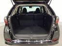 ラゲッジも広く使いやすいトランクは、開口部も広く荷物の積み下ろしもしやすいお車となっております。リアシートの背もたれは６：４の割合で分割して可倒できるので、長いお荷物などを載せることもできます。