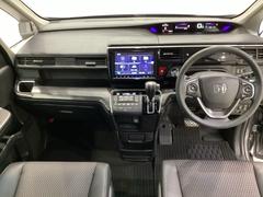 車内は光触媒抗菌消臭施工済です。スタイリッシュなデザインでスポーティなインパネ周りを演出します。グローブボックスやカップホルダーのほかにトレーなどたくさんの収納スペースが付いています。 6