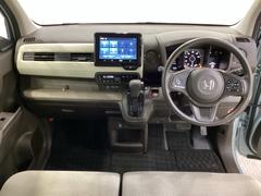 車内は光触媒抗菌消臭施工済です。インパネ周りはスタイリッシュなデザインで機能や装備も充実しています。グローブボックスやカップホルダーのほかにトレーなどたくさんの収納スペースが付いています。 4