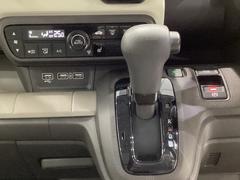 ＣＶＴ車のセレクトレバーです。低速から高速まで、変速ショックのないスムーズな走りと、エンジン効率のよい領域を維持して燃費にも貢献します。サイドブレーキはスイッチ操作の電子制御パーキングブレーキです。 7